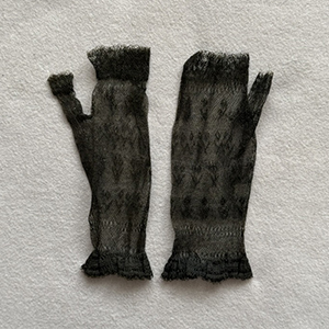 Black Delicate Mittens 1840s